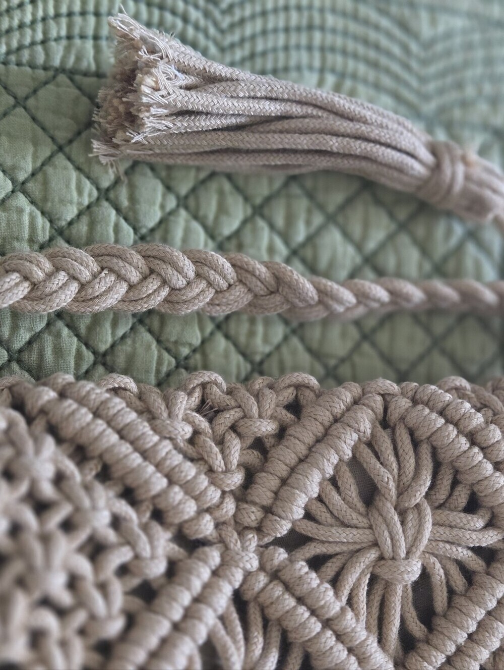 Boho Chic Handwoven Shoulder Bag Summer Beach Tote with Zipper Closure & Tassel - Picture 6 of 11